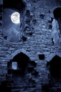 Заброшенное здание в лунном свете