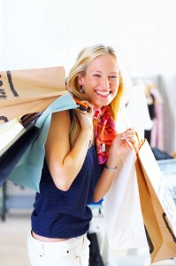 Девушка с покупками, шоппинг