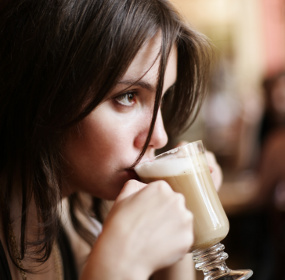 Красивая женщина пьет кофе